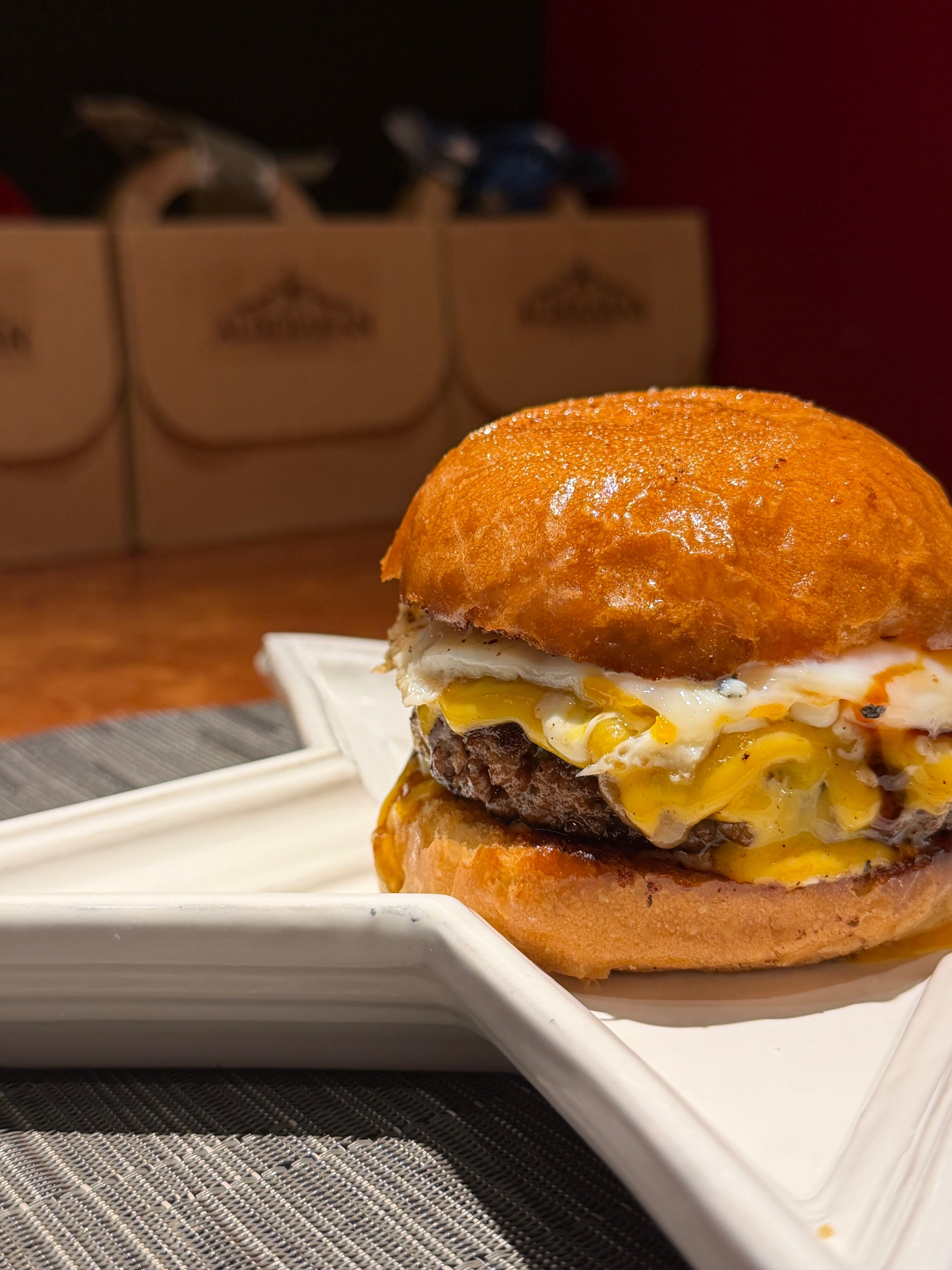 星型の白い皿に載ったバーガーの接写